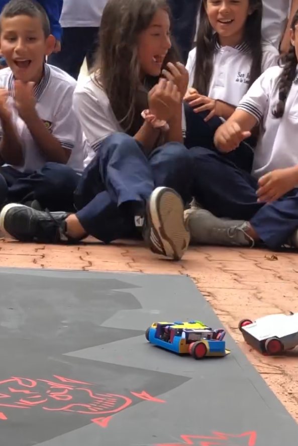 Estudiantes celebran al borde de la arena de Robot Battle