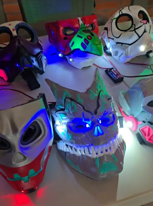 Máscaras impresas en 3D encendidas con LED azules en la oscuridad