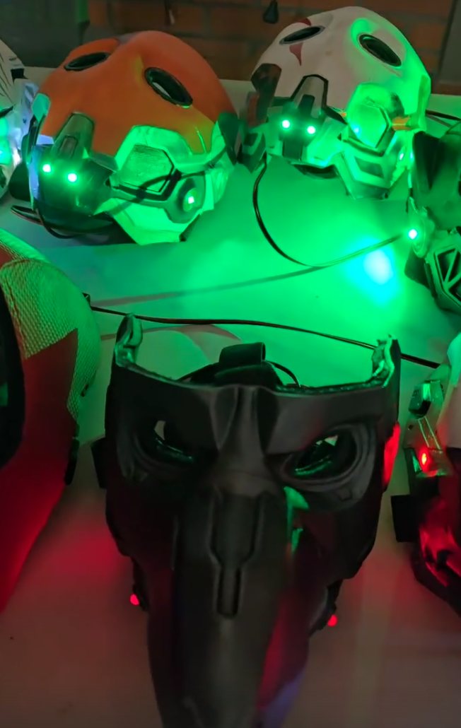Una máscara negra de pico largo al frente y, detrás, máscaras con LED verdes encendidos