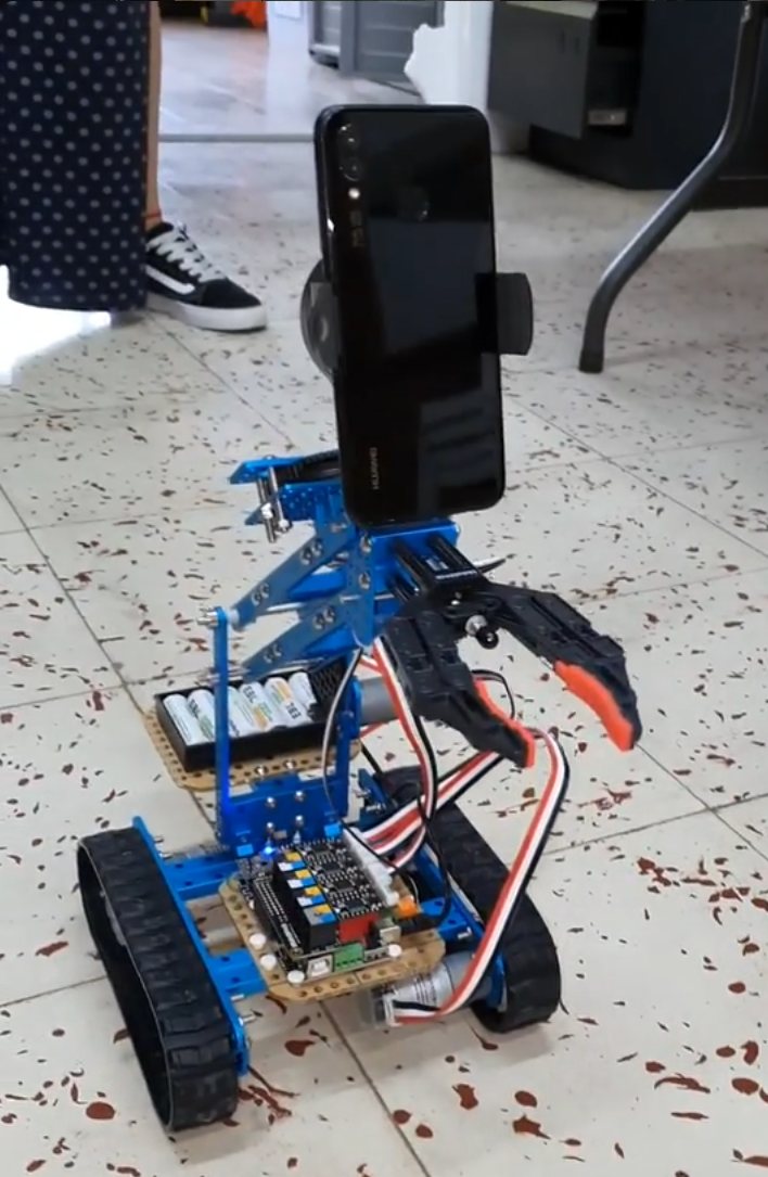Robot con orugas, pinza y un celular como cámara