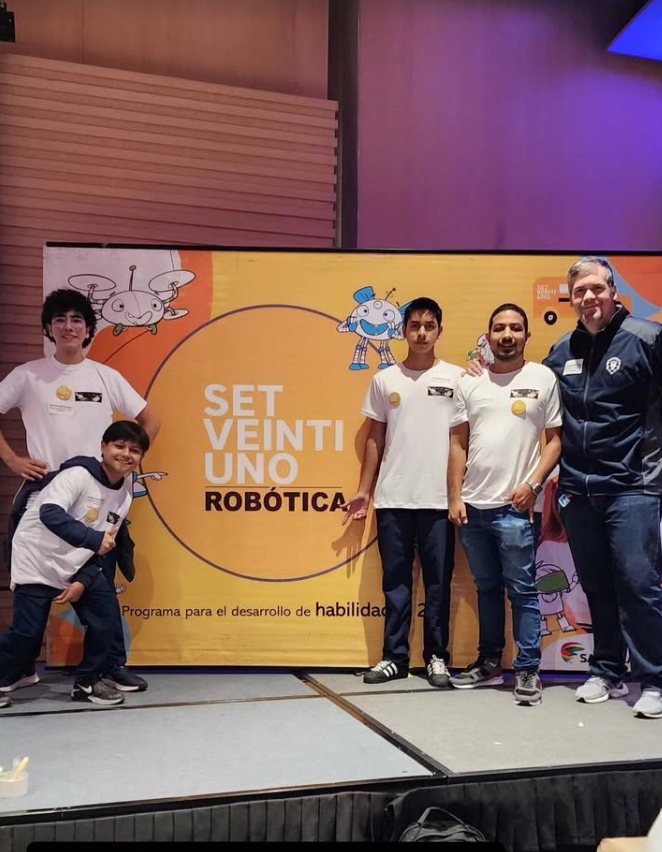 El equipo del colegio en el escenario de la final nacional de SET Veintiuno Robótica