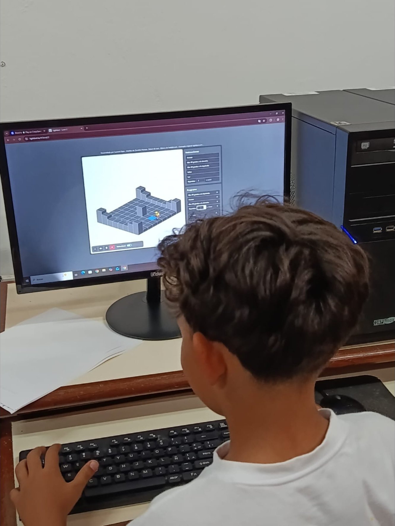 Un estudiante resuelve un nivel de Lightbot, un juego de lógica de programación