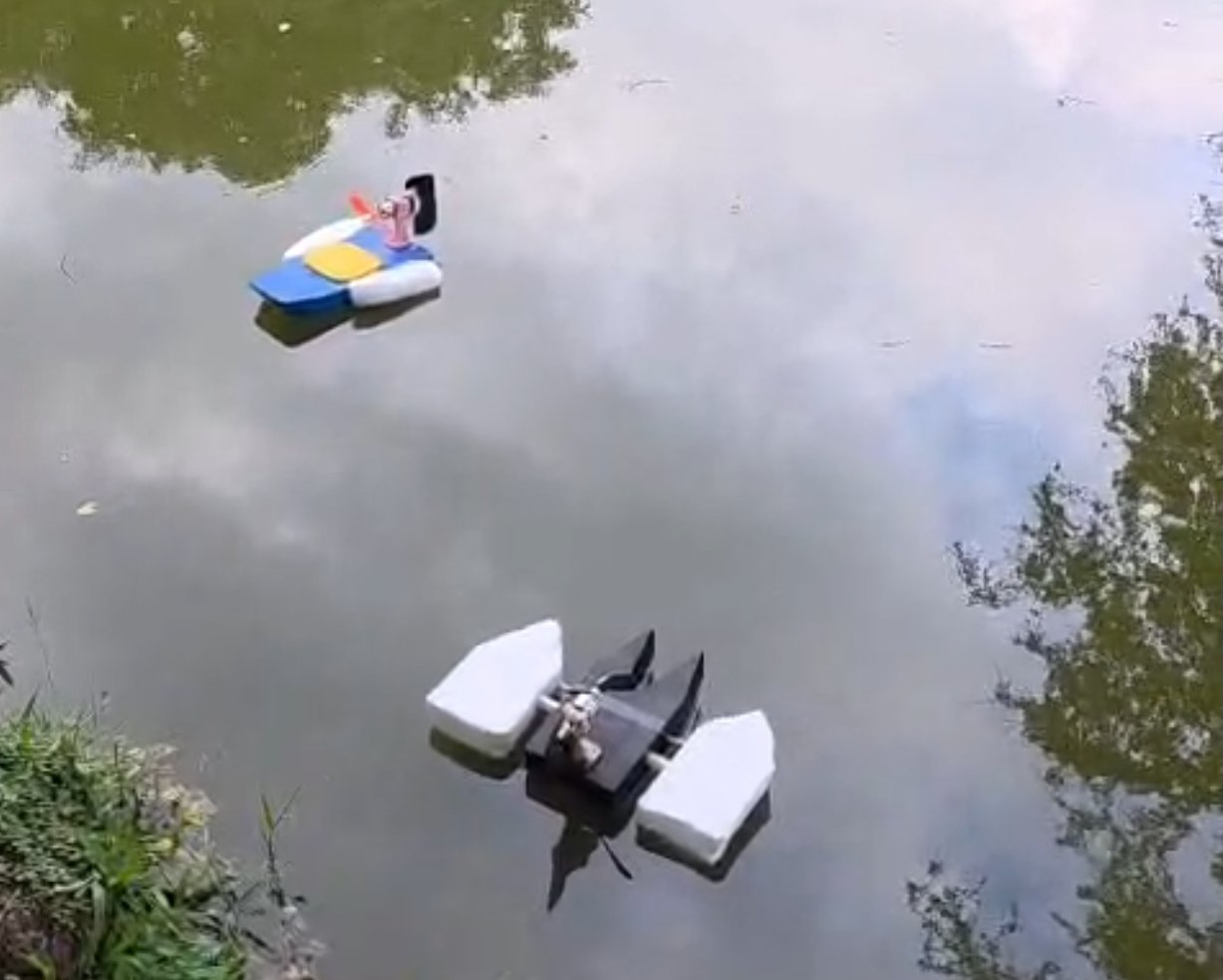 Dos lanchas del club navegando en el lago durante una prueba
