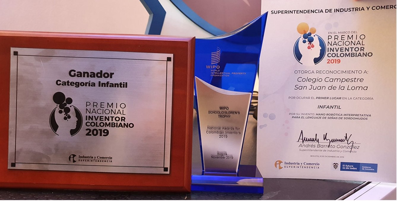 Placa, trofeo de la OMPI y certificado del Premio Nacional al Inventor Colombiano 2019
