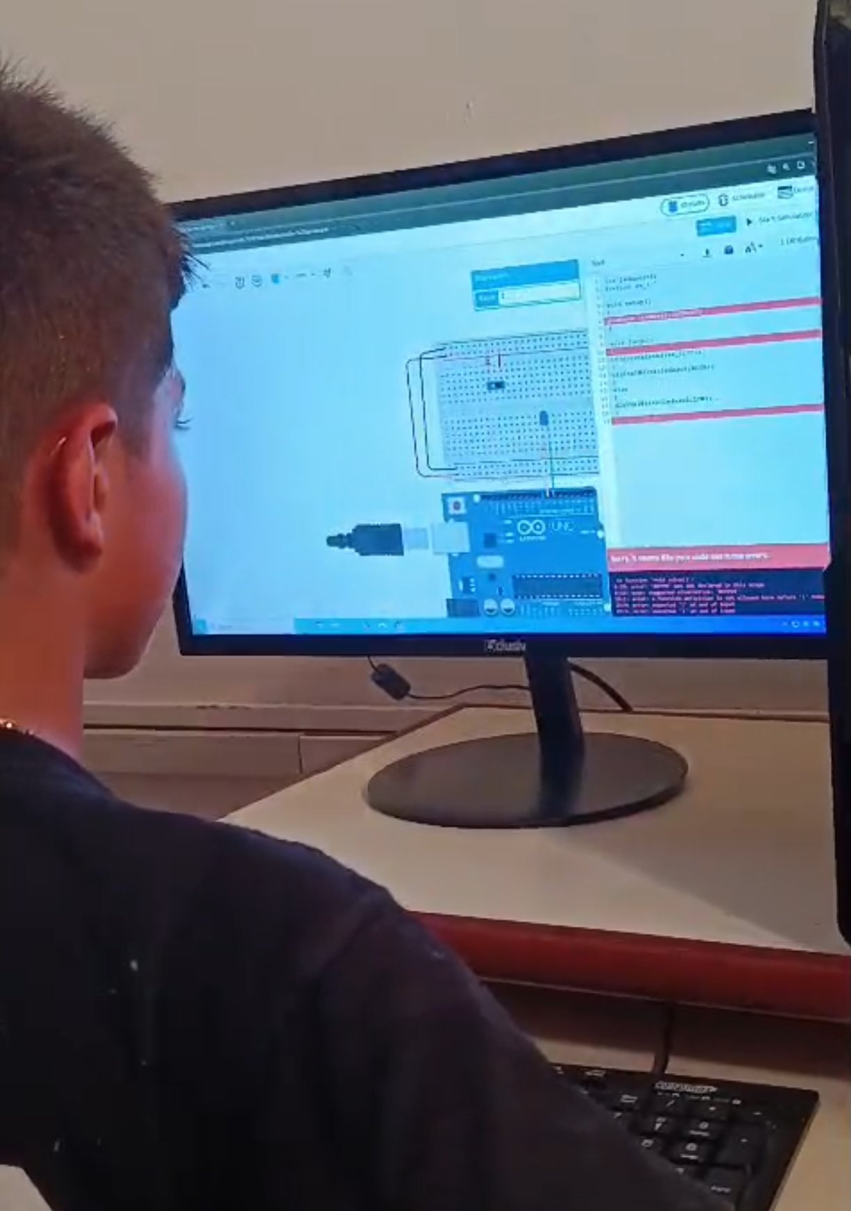 Un estudiante simula un circuito con Arduino en Tinkercad Circuits y corrige los errores del código